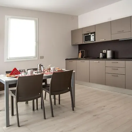 Apartment Camelot Red -