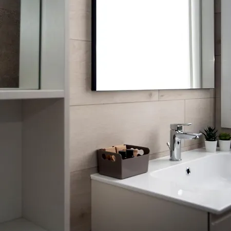 Apartment Camelot Red -