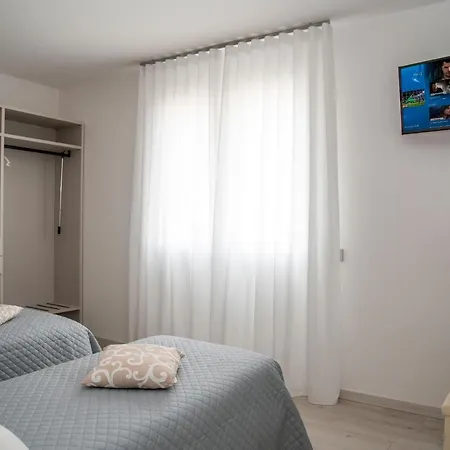 Apartment Camelot Red - *