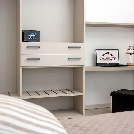 Apartment Camelot Red - *