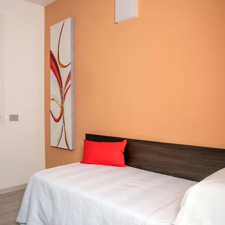 Apartment Camelot Red -