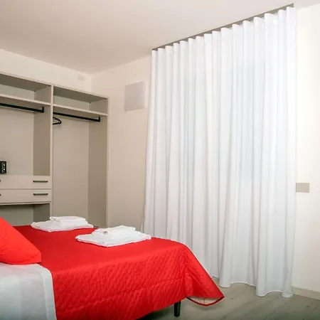Apartment Camelot Red -